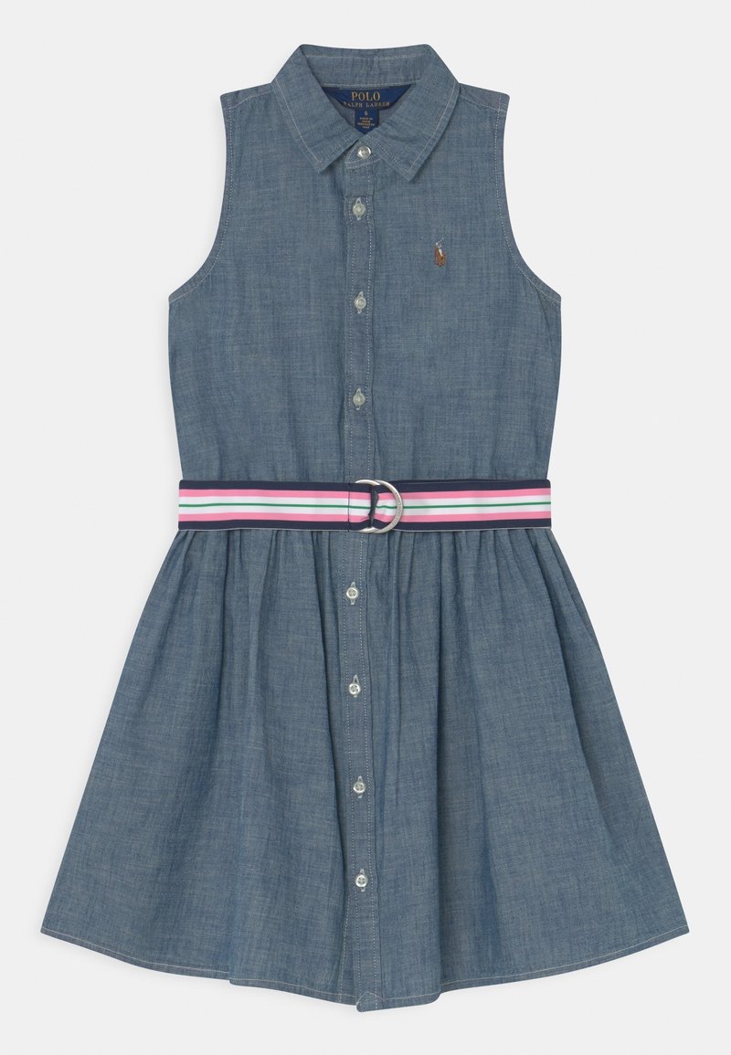 Abito senza maniche in denim con chiusura frontale a bottoni, colletto e cintura a righe orizzontali con fibbia in metallo.