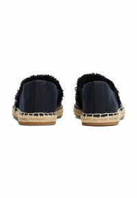 Donkerblauwe canvas espadrilles met een gestructureerde zwarte stofafwerking, jute zool en witte stiksel langs de rand.