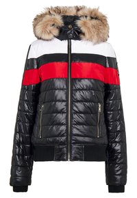 Puffig svart jacka med röda och vita horisontella ränder, pälsfodrad huva, dragkedjefickor och elastiska ärmmuddar. Reflekterande materialstruktur.