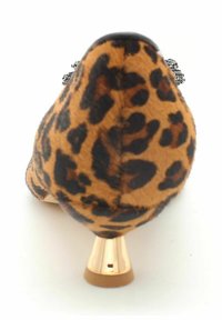 Pump con stampa leopardata, superficie texturizzata simile alla pelliccia, dettagli neri e tacco a cono dorato lucido. Suola liscia.