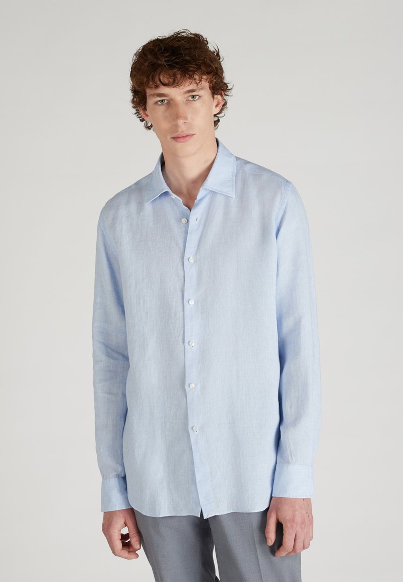 Camicia button-up in lino azzurro chiaro con colletto classico, maniche lunghe e bottoni bianchi, caratterizzata da una vestibilità casual e rilassata e da una texture liscia.