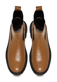 Botas de tobillo de cuero marrón con paneles laterales elásticos, puntera redondeada y suela de goma negra. Textura suave con un acabado brillante.