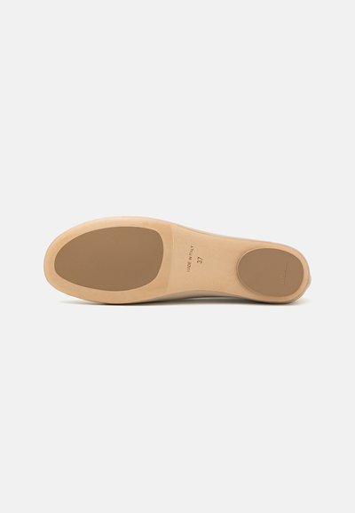 Beige schoenzool met een gladde textuur, met een ronde vorm en een bruine rubberen accenten. Gemarkeerd met "Made in Italy" en maat 37.