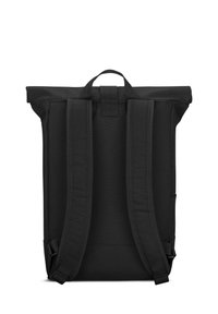 Svart rulltoppsryggsäck med vadderade axelremmar, hållbart tyg, minimalistisk design och ett litet handtag på toppen för enkel bärning.