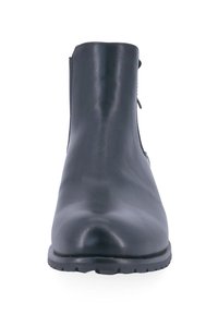 Stivale alla caviglia in pelle nera con finitura liscia, punta arrotondata e suola in gomma texturizzata. Dotato di cerniera laterale per una facile vestibilità.