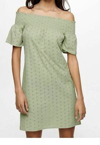 Kort off-shoulder klänning i ljusgrön tyg med blommiga ögla detaljer, korta puffärmar och en smockad halsringning.