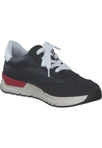 Sneaker in pelle nera con lacci bianchi, collo imbottito, accento rosso sul tallone e suola in gomma leggera, caratterizzato da una parte superiore texturizzata e punta tonda.