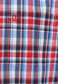 Karierter Hemd mit roten, blauen und weißen Karos. Hergestellt aus Stoff mit strukturierter Webart. Besticktes Logo auf der Tasche in Rot.