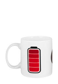 Tazza in ceramica bianca con un design a icona di batteria rossa suddivisa in cinque segmenti, che mostrano diversi livelli di carica, accanto a un grafico circolare.