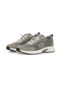 Zapatos deportivos gris con materiales de malla y gamuza, que presentan cordones blancos, una suela texturizada y un talón acolchado para mayor soporte.