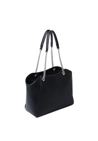 Borsa a mano nera realizzata in pelle testurizzata, dotata di doppio manico in pelle nera e dettagli in catena d'argento. Interno spazioso con design aperto.