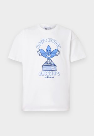 Weißes T-Shirt mit einer blauen Cartoonfigur des Adidas-Logos, die Sneaker trägt, Friedenszeichen zeigt und Text "Don't Worry Be Happy."