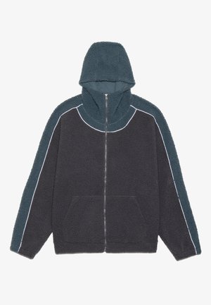 Fleecinė zip-up striukė su kapišonu, dviem priekinėm kišenėm ir kontrastinėm teal ir juodų spalvų dalim su baltais krašteliais siūlėse.