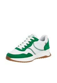 Baskets pour hommes avec une base en cuir blanc et des accents en suède vert, des coutures texturées et une semelle en caoutchouc avec un motif en croix.