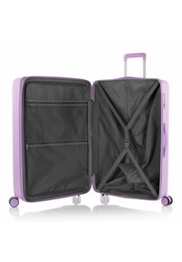 Hartschalentrolley in helllila mit grauem Innenraum. Zu den Funktionen gehören doppelte Reißverschlussfächer, Kreuzgurte und vier leichtgängige Rollen.