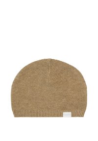Stickad beige m�össa med en texturerad yta, rundad topp och ribbad mudd. Har en liten vit etikett sydd på sidan.