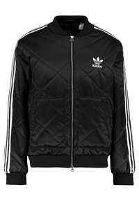 Chaqueta bombers negra acolchada con cierre frontal, cuello acanalado y dos bolsillos. Presenta el logo blanco de Adidas y tres franjas blancas en las mangas.