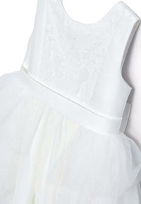 Abito bianco con un corpetto texture e ricami floreali, una cintura liscia e una gonna a strati in tulle per volume.