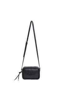 Sac bandoulière en cuir noir avec une forme rectangulaire, fermeture éclair, bandoulière réglable et logo embossé sur le devant.