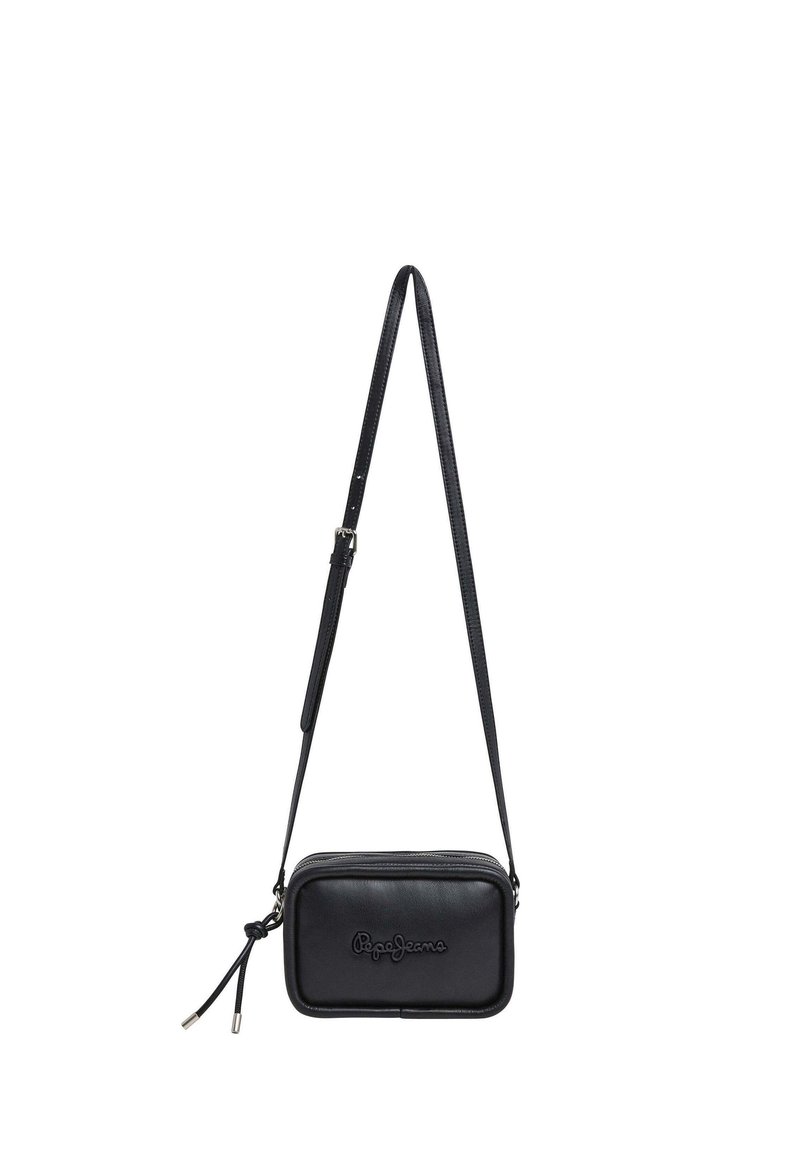 Bolso de piel negra tipo bandolera con forma rectangular, cierre de cremallera, correa ajustable y logo en relieve en la parte frontal.
