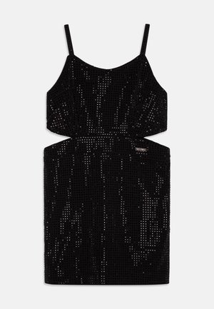 Crna haljina bez rukava ukrašena šljokicama, s uskim siluetom i izrezima na struku. Glatka tekstura s sjajem.