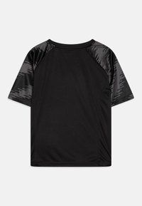 Černé sportovní tričko s krátkými raglánovými rukávy se strukturovaným šedým vzorem. Hladká látka s kulatým výstřihem. Jednoduchý a funkční design.