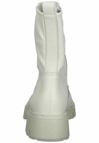 Bota de tobillo de cuero blanco con textura suave, cremallera lateral y suela de goma gruesa. La parte trasera presenta un sutil logo grabado.