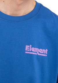 Modrý bavlněný tričko s kulatým výstřihem, které na přední straně zdobí texturované růžové logo "Element". Hladká tkanina s klasickým střihem.