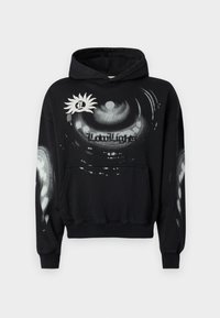Schwarzer Pullover-Hoodie mit einer Fronttasche, der ein grafisches Design aus Wirbeln und einem stilisierten Sonnenlogo in Weiß und Hellgrau zeigt.