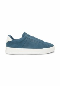 Baskets basses en daim bleu avec semelle blanche et languette au talon, design à lacets, et petit logo Tommy Hilfiger sur le panneau latéral.