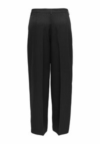 Svarte bukser med tynne striper og rett ben, flat front og midjebånd. Laget av et glatt stoff med subtile vertikale striper.