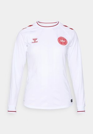 Jersey de manga larga blanco fabricado con tela suave, con acentos rojos en los hombros y el cuello, y un logo rojo circular en el pecho.