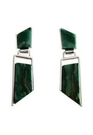 Boucles d'oreilles géométriques en argent avec des accents de pierre marbrée vert foncé, comprenant une petite pièce supérieure angulée et une pièce inférieure trapézoïdale plus grande.