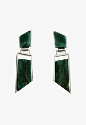 Orecchini geometrici in argento con accenti di pietra marmorizzata verde scuro, caratterizzati da un piccolo pezzo superiore angolato e un pezzo trapezoidale più grande nella parte inferiore.