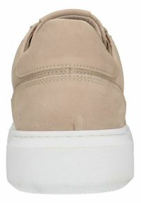 Sneaker in suede beige con tallone arrotondato, suola in gomma bianca e dettagli di cucitura sottili. Progettato per un look casual.