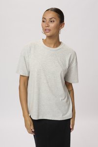 T-shirt à manches courtes gris clair avec une coupe décontractée, présentant un design texturé et de petits accents décoratifs. Matière en coton douce.