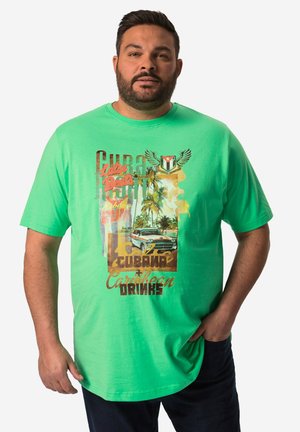 Grünes Baumwoll-T-Shirt mit grafischem Druck, der ein klassisches Auto, Palmen und den Text "Cuba Latin Beats" sowie "Caribbean Drinks" zeigt.