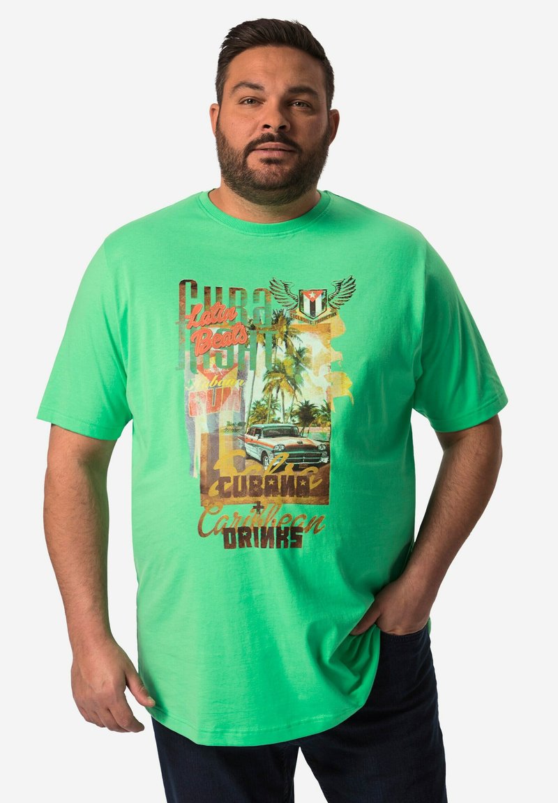 Zelené bavlněné tričko s grafickým potiskem, na kterém je klasické auto, palmy a text „Cuba Latin Beats“ a „Caribbean Drinks.“