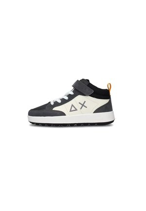 Sneaker alta in suede grigio e pelle cremosa, con lacci bianchi, cinturino in velcro, colletto nero e suola in gomma, caratterizzata da accenti di logo geometrico.