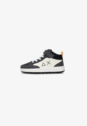 Sneaker alta in suede grigio e pelle cremosa, con lacci bianchi, cinturino in velcro, colletto nero e suola in gomma, caratterizzata da accenti di logo geometrico.