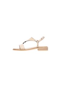 Sandale en cuir beige avec un design à bride T, un talon en bois plat et une fermeture à boucle ; présente un style minimaliste et une texture lisse.