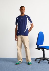 adidas Originals ARCHIVE - Print T-shirt - blue/white