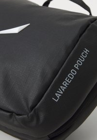 Črn Laveredo etui, izdelano iz teksturiranega materiala s gladko površino. Opremljeno z belim logotipom in zadrgo za varno zapiranje.
