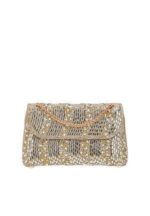 Goudkleurige avondclutch met ingewikkeld kralenwerk, strass-steentjes, parels en een roségouden kettingriem op een witte achtergrond.