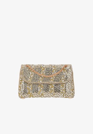 Goudkleurige avondclutch met ingewikkeld kralenwerk, strass-steentjes, parels en een roségouden kettingriem op een witte achtergrond.