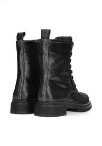Bottines noires avec une tige texturée, fermeture éclair, devant lacé et semelle en caoutchouc nervuré. Fini brillant distinctif le long des côtés.