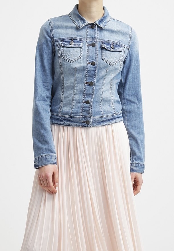 Ljusblå denimjacka med krage, knappstängning fram och två bröstfickor. Ärmarna är åtsittande och den har en cropped passform.