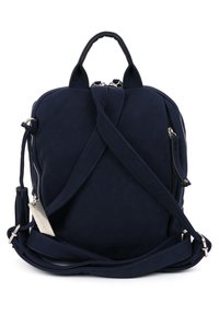 Tamsiai mėlynas audinio kuprinės modelis su tekstūriniu paviršiumi, dvigubomis viršutinėmis rankenomis ir reguliuojamu peties diržu. Yra sidabriniai užtrauktukai ir akcentai.