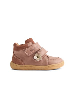 Scarpa rosa da bambino piccolo con suola color cuoio, chiusure in velcro e un fiore decorativo sul lato, vista da sinistra.