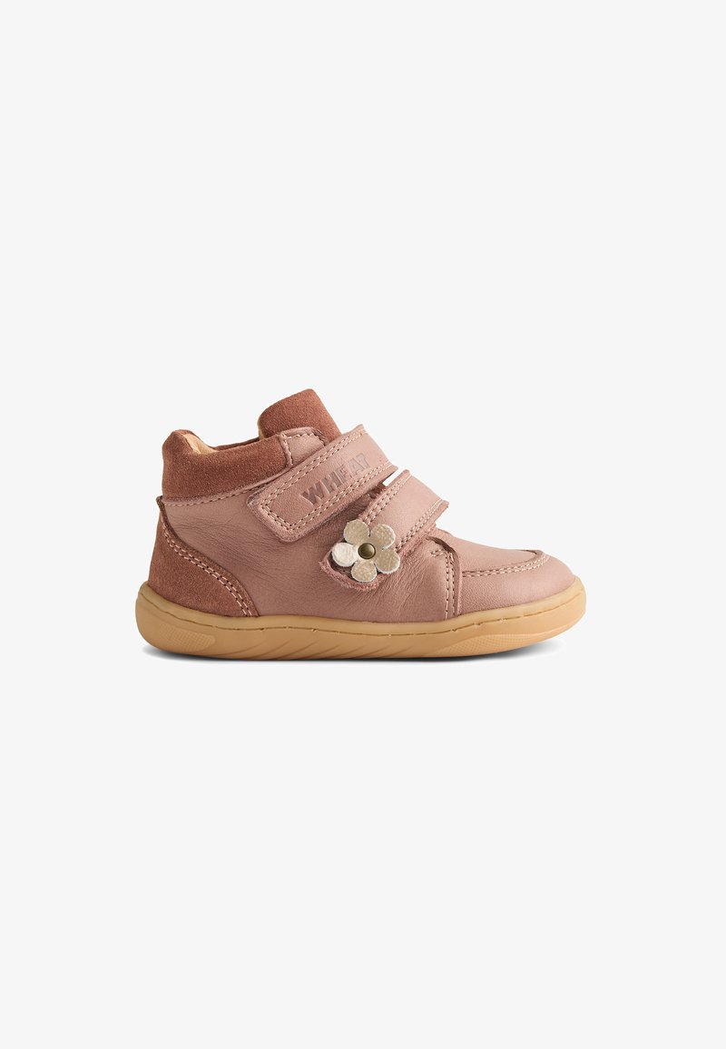 Chaussure rose pour tout-petit avec semelle beige, sangles velcro et une fleur décorative sur le côté, vue de la gauche.